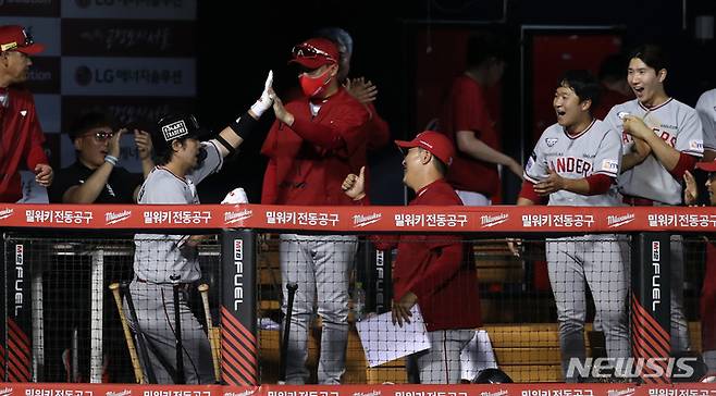 [서울=뉴시스] 이영환 기자 = 7일 오후 서울 송파구 잠실야구장에서 열린 2022 프로야구 SSG 랜더스와 LG 트윈스의 경기, 9회초 1사 주자없는 상황에서 SSG 최정이 동점 솔로홈런을 날린 후 덕아웃에서 기뻐하고 있다. 2022.09.07. 20hwan@newsis.com