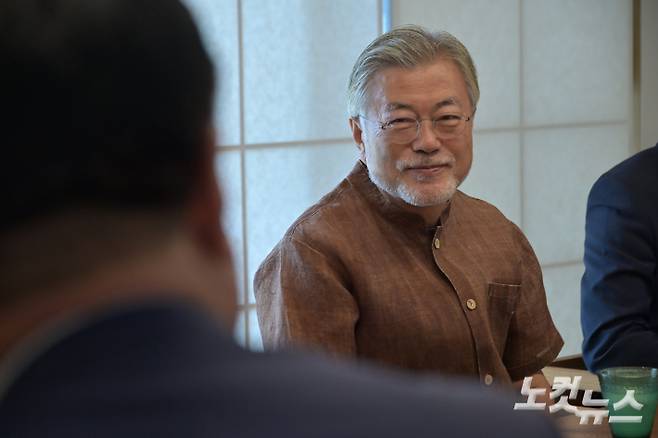 문재인 전 대통령이 29일 경남 양산시 하북면 평산마을 사저에서 이재명 더불어민주당 신임 당대표를 만나 미소를 보이고 있다. 더불어민주당 제공