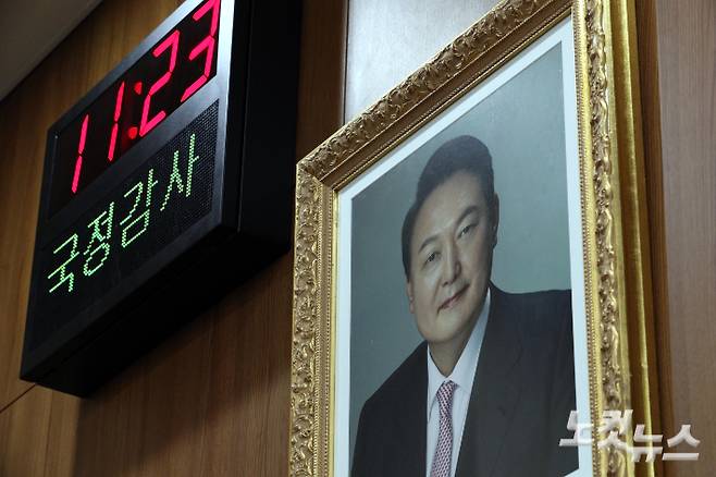 윤석열 정부 출범 뒤 첫 국회 국정감사가 열린 4일 오전 서울 용산 국방부 국정감사장 벽에 윤 대통령 얼굴 사진이 걸려있다. 국회사진취재단
