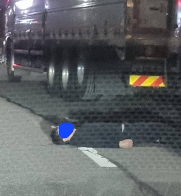 8차선 도로에서 차선에 머리를 걸친 채 자고 있는 한 행인. (사진=온라인 커뮤니티 '보배드림' 캡쳐)