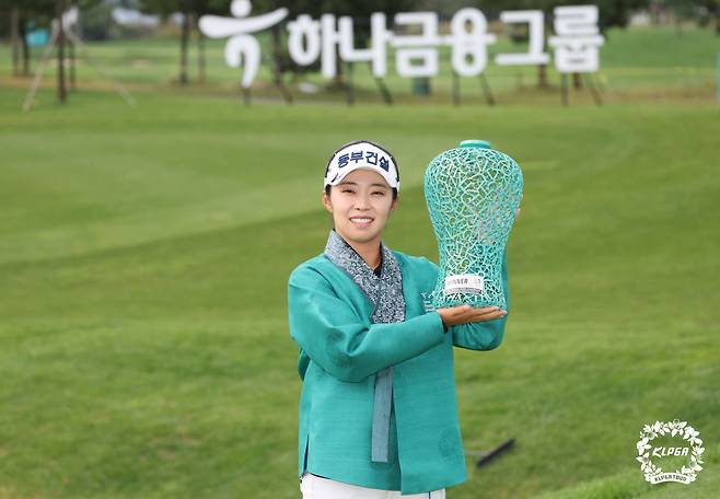 2일 인천 서구의 베어즈베스트 청라 골프클럽(파72·6745야드)에서 열린 한국여자프로골프(KLPGA) 투어 ‘하나금융그룹 챔피언십’에서 우승한 김수지가 우승컵을 들고 포즈를 취하고 있다.KLPGA 제공