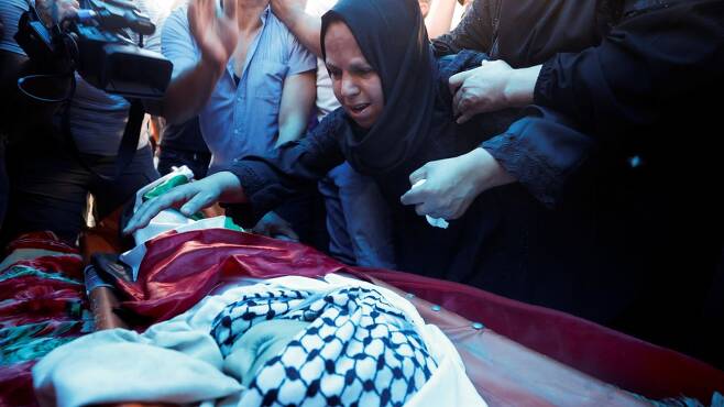 이스라엘 군인에게 쫓기다 심정지로 사망한 팔레스타인 7세 소년. 장례식에서 소년의 죽음을 애도하는 사람들 로이터 연합뉴스