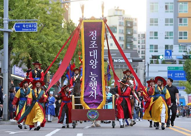 2019년 10월 열린 ‘정조대왕 능행차 공동재현 행사’에서 능행차 행렬이 금천구 시흥행궁으로 들어오고 있다.금천구 제공