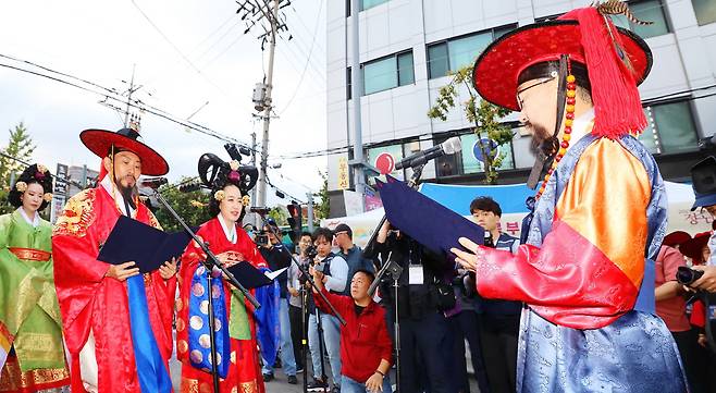 2019년 10월 열린 정조대왕 능행차 공동재현 시흥행궁 행사장에서 시흥현령 역을 맡은 유성훈 금천구청장(오른쪽)과 참여자들이 ‘시흥현 교서선포’를 재현하고 있다.금천구 제공