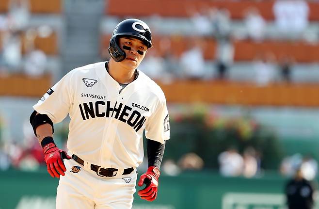 SSG 랜더스 추신수가 22일 인천 SSG 랜더스필드에서 열린 ‘2022 신한은행 SOL KBO리그’ LG 트윈스와의 주말 3연전 8회 2사에서 솔로 홈런을 터뜨리고 홈으로 들어가고 있다. 연합뉴스