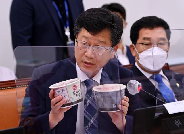 안호영 더불어민주당 의원이 4일 국회에서 열린 농해수위 국정감사에서 임형찬 CJ제일제당 부사장에게 햇반의 미국산 쌀 사용과 가격인상에 대해 질의하고 있다./권욱 기자