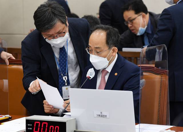 추경호(오른쪽) 부총리 겸 기획재정부 장관이 4일 국회에서 열린 국정감사 중 기재부 간부로부터 설명을 듣고 있다. 권욱 기자