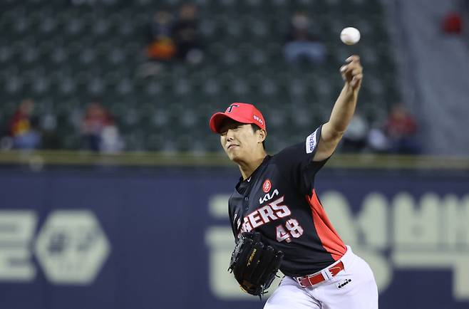 KIA 이의리가 4일 잠실 LG전에 선발 등판해 힘껏 공을 던지고 있다. 연합뉴스