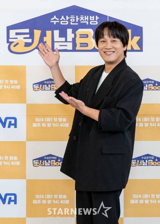 배우 차태현이 4일 오후 온라인으로 진행된 ENA 예능 '수상한 책방 동서남Book' 제작발표회에 참석해 포즈를 취하고 있다.  '동서남북'은 단순히 '책 가게'가 아닌 '힙플레이스'로 거듭나고 있는, 전국 방방곡곡 동네 책방으로의 여정을 함께하는 예능 프로그램이다. 차태현, 조세호, 이석훈 그리고 소설가 박상영이 출연한다. 4일 오후 9시 40분 ENA와 tvN STORY에서 첫 방송된다. / 사진제공 = ENA /사진=김창현 기자 chmt@