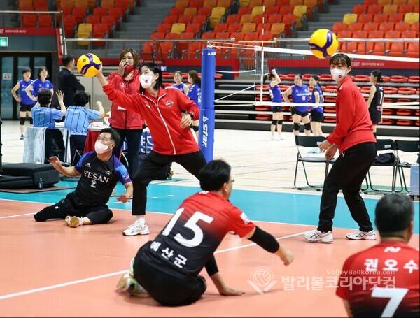 페퍼저축은행 문슬기와 박은서가 코트에서 볼 운동 보조하는 모습.