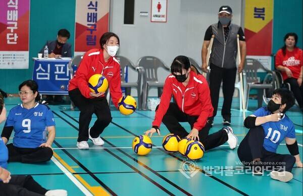 페퍼저축은행 이한비와 박연화가 좌식배구 선수들 옆에서 볼을 주워주는 모습.