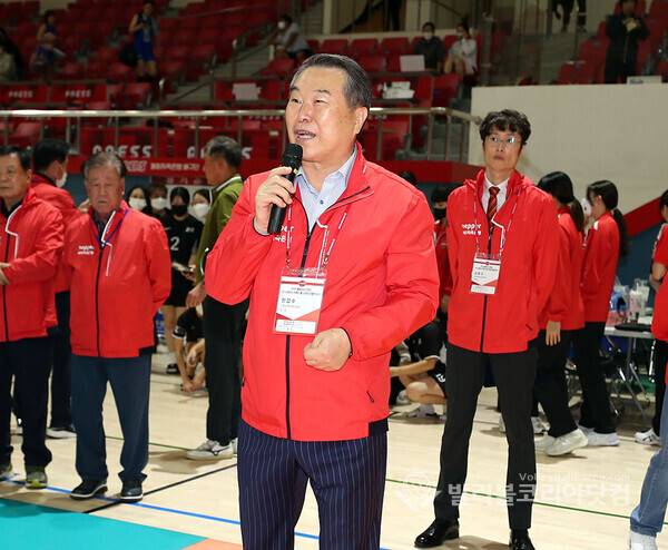 광주배구협회 전갑수회장이 인사말을 하는 모습.