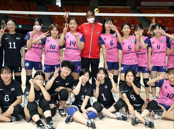 페퍼저축은행 니아 리드가 유소년선수들과 기념촬영을 하는 모습.