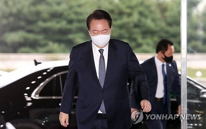 출근하는 윤석열 대통령 (서울=연합뉴스) 서명곤 기자 = 윤석열 대통령이 4일 오전 서울 용산 대통령실 청사로 출근하고 있다. 2022.10.4  [대통령실통신사진기자단] seephoto@yna.co.kr