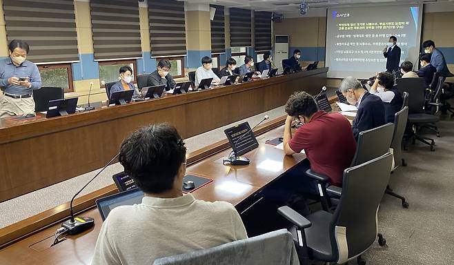 경남경찰, 불법 하도급 대가 뇌물 공무원 사건 브리핑 (창원=연합뉴스) 김동민 기자 = 경남경찰청 김용일 광역수사대 반부패수사1계장이 4일 경남경찰청 회의실에서 브리핑하고 있다. 2022.10.4 image@yna.co.kr