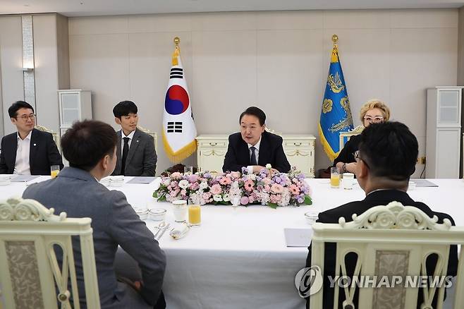 발언하는 윤석열 대통령 (서울=연합뉴스) 서명곤 기자 = 윤석열 대통령이 4일 서울 용산 대통령실 청사에서 열린 '한·미 스타트업 서밋과 K-브랜드 엑스포 참여 중소벤처기업 오찬 간담회'에서 발언을 하고 있다. 2022.10.4 [대통령실 제공, 재판매 및 DB 금지] seephoto@yna.co.kr