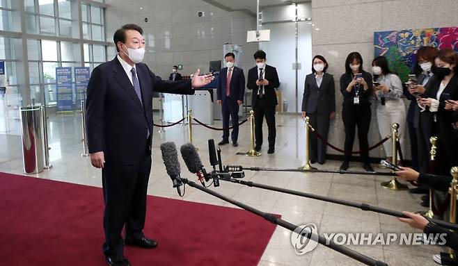 취재진 질문에 답하는 윤석열 대통령 (서울=연합뉴스) 서명곤 기자 = 윤석열 대통령이 4일 오전 서울 용산 대통령실 청사로 출근, 취재진의 질문에 답하고 있다. 2022.10.4 seephoto@yna.co.kr