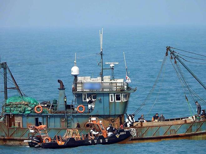 중국 어선 검문검색하는 해경 [제주지방해양경찰청 제공. 재판매 및 DB 금지]