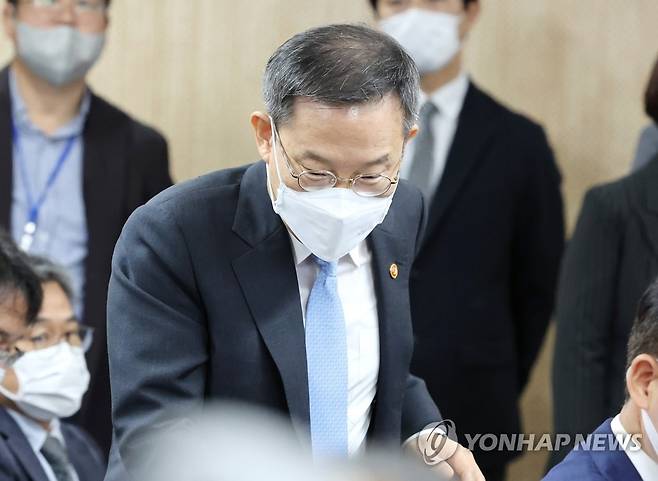 국정감사 입장하는 이종호 과기정통부 장관 (세종=연합뉴스) 김주형 기자 = 이종호 과학기술정보통신부 장관이 4일 오전 세종시 정부세종청사에서 열린 국회 과학기술정보방송통신위원회의 과학기술정보통신부, 우정사업본부 등에 대한 국정감사에 참석하고 있다. 2022.10.4 kjhpress@yna.co.kr