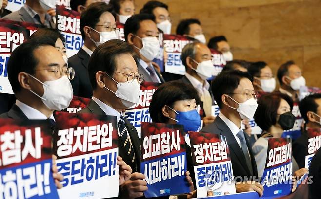 "외교참사·정치탄압 윤석열정권 규탄한다" (서울=연합뉴스) 이정훈 기자 = 4일 국회 로텐더홀에서 더불어민주당 이재명 대표와 의원들이 '윤석열 정권의 외교
참사·정치탄압 규탄' 피켓 시위를 하고 있다. 2022.10.4 [국회사진기자단] uwg806@yna.co.kr