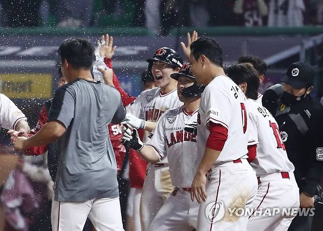 '우리가 이겼다' (인천=연합뉴스) 김상연 기자 = 30일 인천 SSG 랜더스필드에서 열린 프로야구 SSG 랜더스와 키움 히어로즈의 경기. 연장 11회말 한유섬의 끝내기 만루홈런이 터지며 7-3으로 승리한 SSG 선수들이 기뻐하고 있다. 2022.9.30 goodluck@yna.co.kr