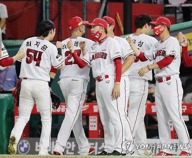 '오늘도 이겼다' (인천=연합뉴스) 김상연 기자 = 24일 인천 SSG 랜더스필드에서 열린 프로야구 SSG 랜더스와 삼성 라이온즈의 경기. 김원형 SSG 감독(가운데)이 4-2로 승리한 선수들을 격려하고 있다. 2022.8.24 goodluck@yna.co.kr