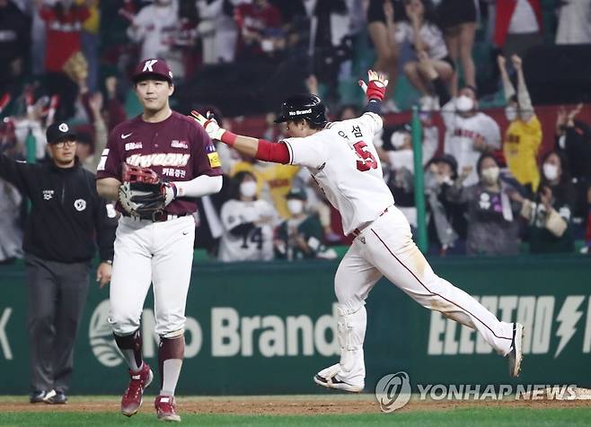 한유섬 '홈런 직감' (인천=연합뉴스) 김상연 기자 = 30일 인천 SSG 랜더스필드에서 열린 프로야구 SSG 랜더스와 키움 히어로즈의 경기. 연장 11회말 SSG 공격 1사 만루 상황에서 한유섬이 끝내기 홈런을 치고 있다. 2022.9.30 goodluck@yna.co.kr