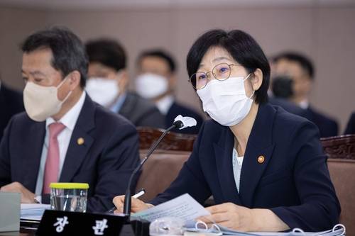 답변하는 한화진 장관 (세종=연합뉴스) 한화진 환경부 장관이 4일 정부세종청사에서 열린 국회 환경노동위원회 환경부 국정감사에서 질의에 답변하고 있다. 2022.10.4. [환경부 제공. 재판매 및 DB 금지]