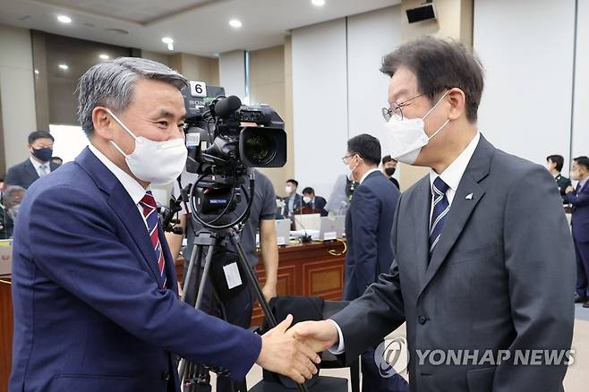 국방부 장관과 악수하는 이재명 대표 (서울=연합뉴스) 더불어민주당 이재명 대표가 4일 서울 용산구 국방부에서 열린 국방부 등에 관한 국정감사에서 이종섭 국방부 장관과 악수하고 있다. 2022.10.4 [국회사진기자단] srbaek@yna.co.kr