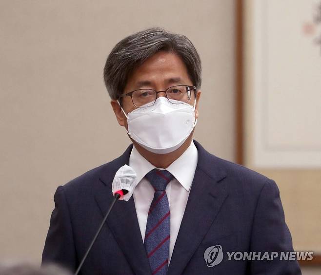 인사말 하는 김명수 대법원장 (서울=연합뉴스) 이정훈 기자 = 김명수 대법원장이 4일 국회 법제사법위원회에서 열린 대법원 등에 대한 국정감사에서 인사말을 하고 있다. 2022.10.4 [국회사진기자단] uwg806@yna.co.kr