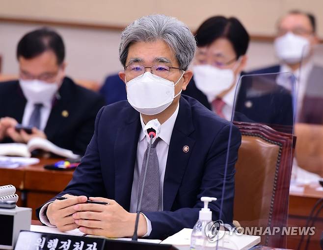 답변하는 김상환 법원행정처장 (서울=연합뉴스) 백승렬 기자 = 김상환 법원행정처장이 18일 국회에서 열린 법제사법위원회 전체회의에서 의원들의 질의에 답변하고 있다. 2022.8.18 [국회사진기자단] srbaek@yna.co.kr