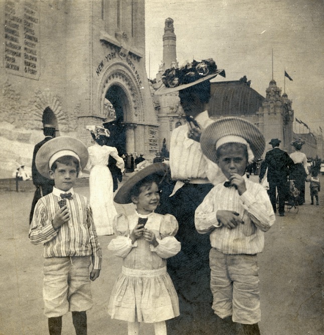 1904년 미국 세인트루이스 국제 박람회 당시 콘에 담긴 아이스크림을 먹고 있는 아이들의 모습 / 사진=Missouri Historical Society