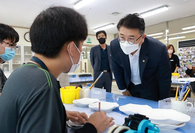 장상윤 교육부 차관이 지난달 31일 오후 특수학교 학교기업인 충남 공주정명학교를 방문해 현장을 둘러보고 있다.(사진= 교육부 제공)