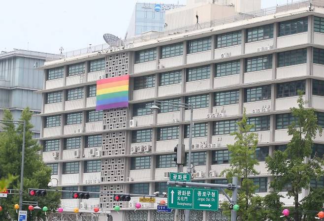 사진=서울 종로구 주한미국대사관에 성소수자(LGBTQ)를 상징하는 무지개 현수막이 걸려있다. 이데일리 방인권 기자