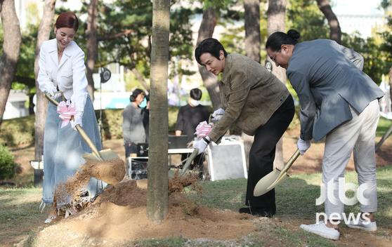 김한민 감독과 배우 김규리, 권율이 5일 오후 부산 에이펙(APEC)나루공원에서 故 강수연 전 부산국제영화제 집행위원장을 추모하기 위해 열린 '영화의 숲' 조성 행사에 참석해 포즈를 취하고 있다.  박세완 엔터뉴스팀 기자 park.sewan@jtbc.co.kr (콘텐트비즈니스본부)