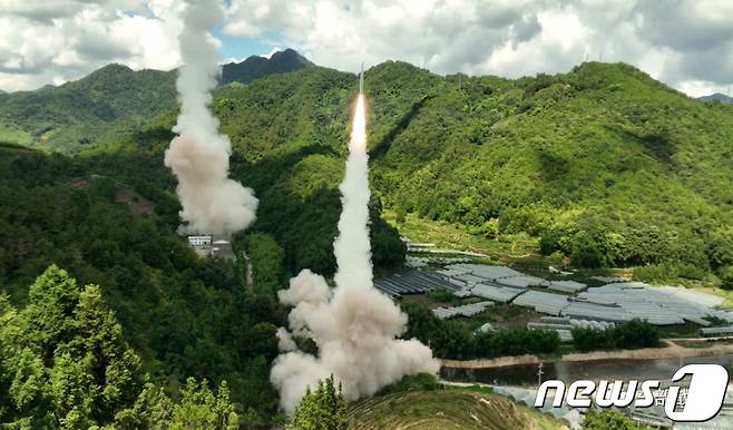 4일(현지시간) 중국인민해방군 동부전구 사령부 로켓군이 대만 동부 연안의 해역을 향해 재래식 미사일 실험을 모처에서 하고 있다. ⓒ 로이터=뉴스1 ⓒ News1 박기현 기자