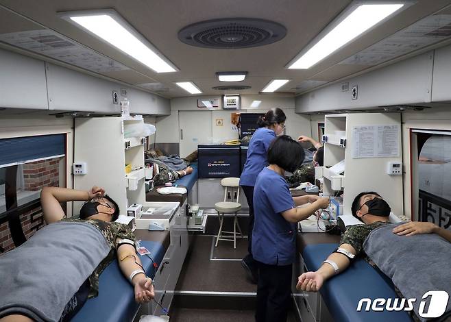 육군 2공병여단 장병들이 부대를 방문한 헌혈차량에서 헌혈을 하고 있다.(2공병여단 제공) 2022.10.5/뉴스1