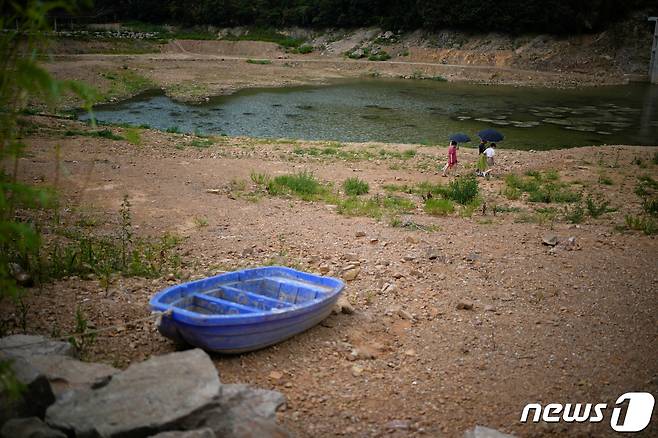 극심한 폭염과 가뭄을 겪고 있는 중국 저장성 창싱의 양쯔강이 바닥을 드러내고 있다. ⓒ 로이터=뉴스1 ⓒ News1 우동명