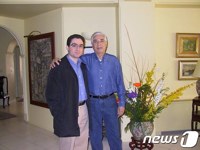 이란계 미국인 바케르 나마지와 아들 시아마크 나마지. 2022.02.24. ⓒ 로이터=뉴스1 ⓒ News1 정윤영 기자