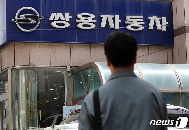 서울시내 쌍용자동차 한 영업소 앞으로 시민들이 지나가고 있다. 2022.6.2/뉴스1 ⓒ News1 박세연 기자