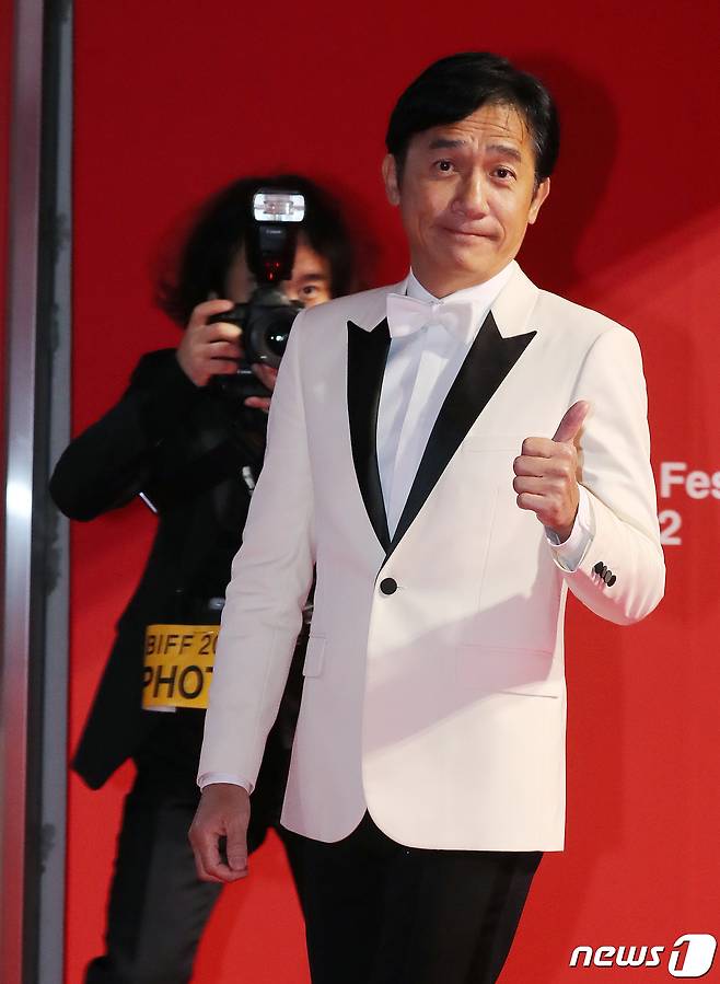 배우 양조위가 5일 오후 부산광역시 우동 영화의 전당에서 열린 '제27회 부산국제영화제(BIFF)' 개막식 레드카펫 행사에 참석하고 있다. 2022.10.5/뉴스1 ⓒ News1 김진환 기자