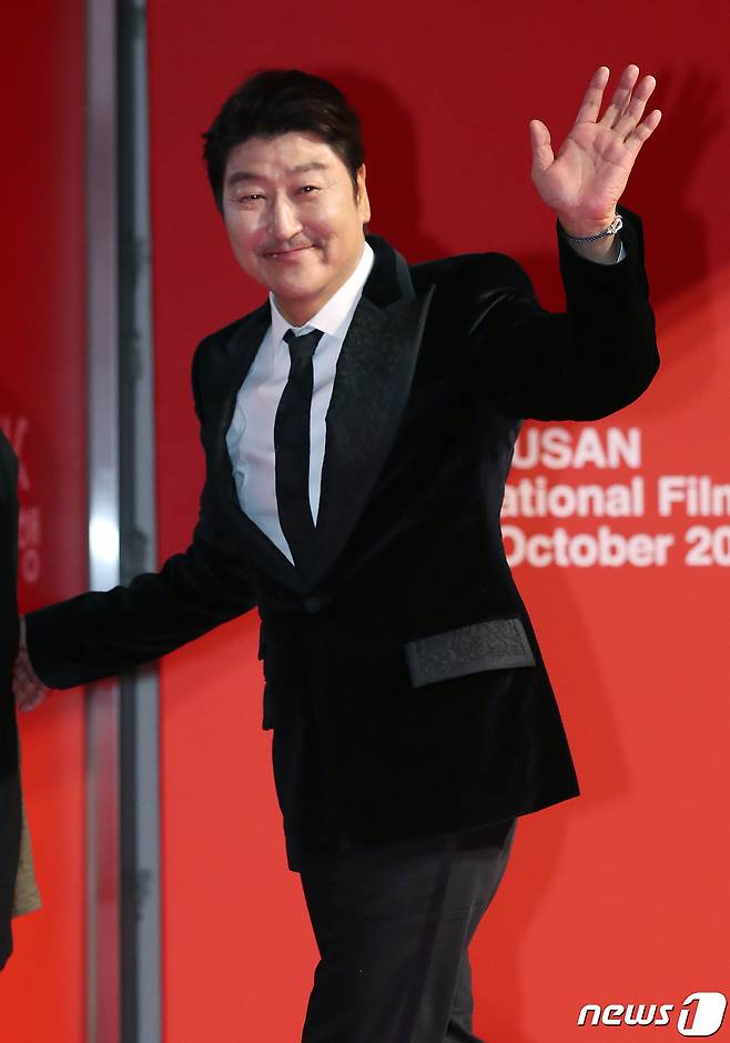 배우 송강호가 5일 오후 부산광역시 우동 영화의 전당에서 열린 '제27회 부산국제영화제(BIFF)' 개막식 레드카펫 행사에 참석하고 있다. 2022.10.5/뉴스1 ⓒ News1 김진환 기자