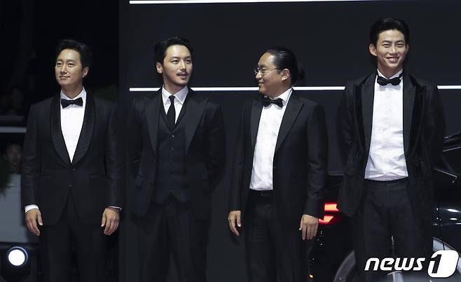배우 박해일(왼쪽부터), 변요한, 김한민 감독, 옥택연이 5일 오후 부산광역시 우동 영화의 전당에서 열린 '제27회 부산국제영화제(BIFF)' 개막식 레드카펫 행사에 참석하고 있다. 2022.10.5/뉴스1 ⓒ News1 김진환 기자
