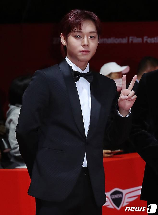 가수 겸 배우 박지훈이 5일 오후 부산광역시 우동 영화의 전당에서 열린 '제27회 부산국제영화제(BIFF)' 개막식 레드카펫 행사에 참석하고 있다. 2022.10.5/뉴스1 ⓒ News1 김진환 기자