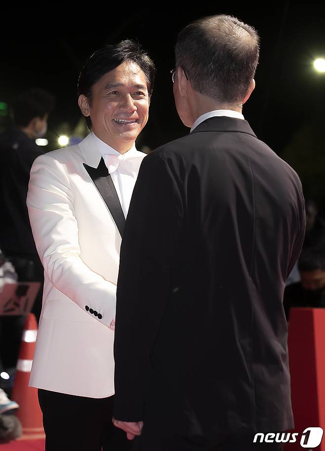 배우 양조위가 5일 오후 부산광역시 우동 영화의 전당에서 열린 '제27회 부산국제영화제(BIFF)' 개막식 레드카펫 행사에 참석해 관계자들과 인사를 나누고 있다. 2022.10.5/뉴스1 ⓒ News1 김진환 기자