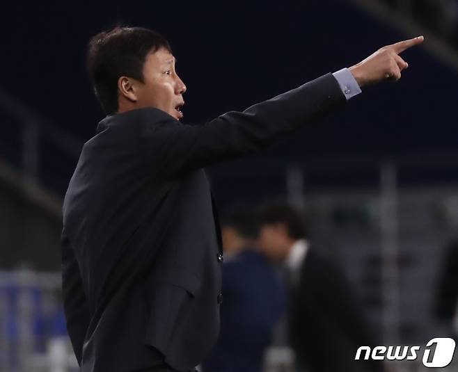 5일 오후 울산 문수축구경기장에서 열린 '2022 하나원큐 FA컵' 4강 울산현대와 전북현대의 경기에서 전북 김상식 감독이 선수들에게 작전을 지시하고 있다. 2022.10.5/뉴스1 ⓒ News1 윤일지 기자