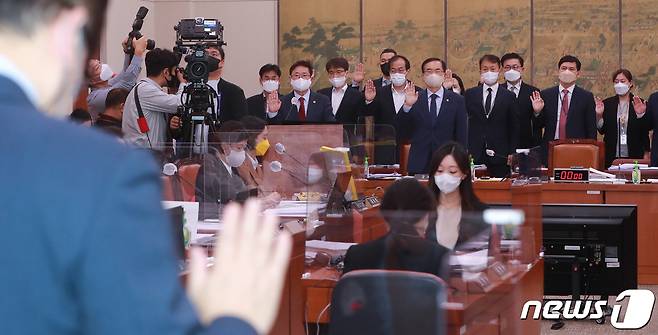 박보균 문화체육관광부 장관이 5일 오전 서울 여의도 국회에서 열린 문화체육관광위원회의 국정감사에서 선서를 하고 있다. (공동취재) 2022.10.5/뉴스1 ⓒ News1 허경 기자