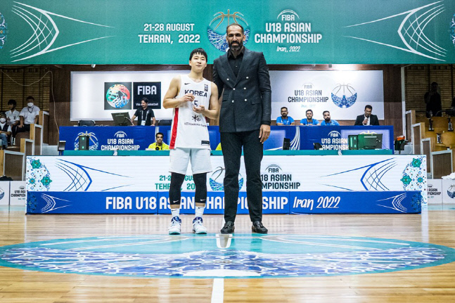 한국 U-18 남자농구 대표팀 이주영(왼쪽)이 지난 8월29일 열린 2022 FIBA U-18 아시아선수권대회 결승전 일본과 경기에서 승리한 후 대회 MVP에 등극했다. 사진제공 | 대한민국농구협회