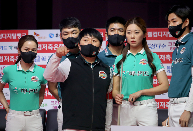 프로당구 PBA팀리그 하나카드 김가영(오른쪽 두 번째)이 지난 3라운드 경기 중 주장 김병호와 대화하고 있다. 제공 | 프로당구협회