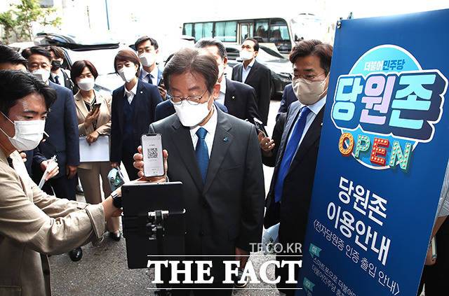 이날 개관한 더불어민주당 '당원존'은 당원이 직접 참여하고 소통할 수 있는 공간으로, 이재명 대표가 전당대회 내내 강조했던 '당원과의 소통강화' 공약을 지키기 위해 지난달 31일 직접 설치를 지시했다. /남윤호 기자